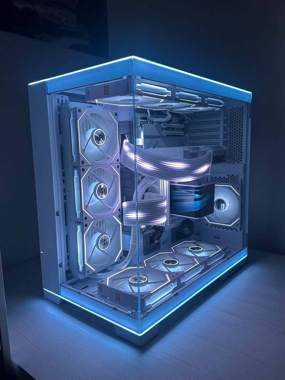 Custom White PC Build mit cyan RGB Beleuchtung
